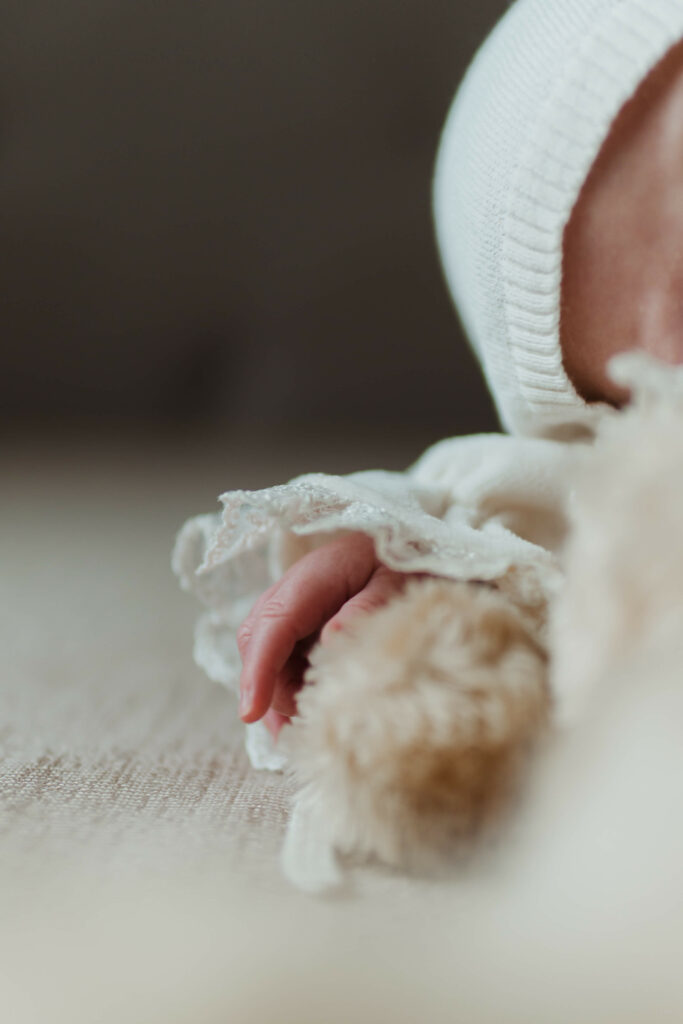 Detalj bebine ruke – emotivno fotografisanje beba kod kuće