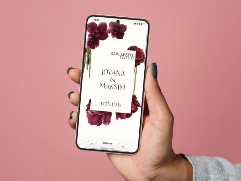 Ruka drzi telefon na kojem je prikazana digitalna pozivnica za vncanje