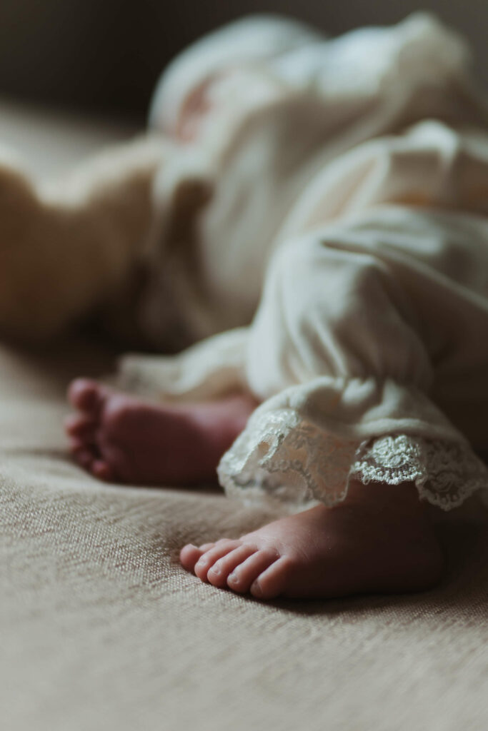 Detalj bebine noge – emotivno fotografisanje beba kod kuće