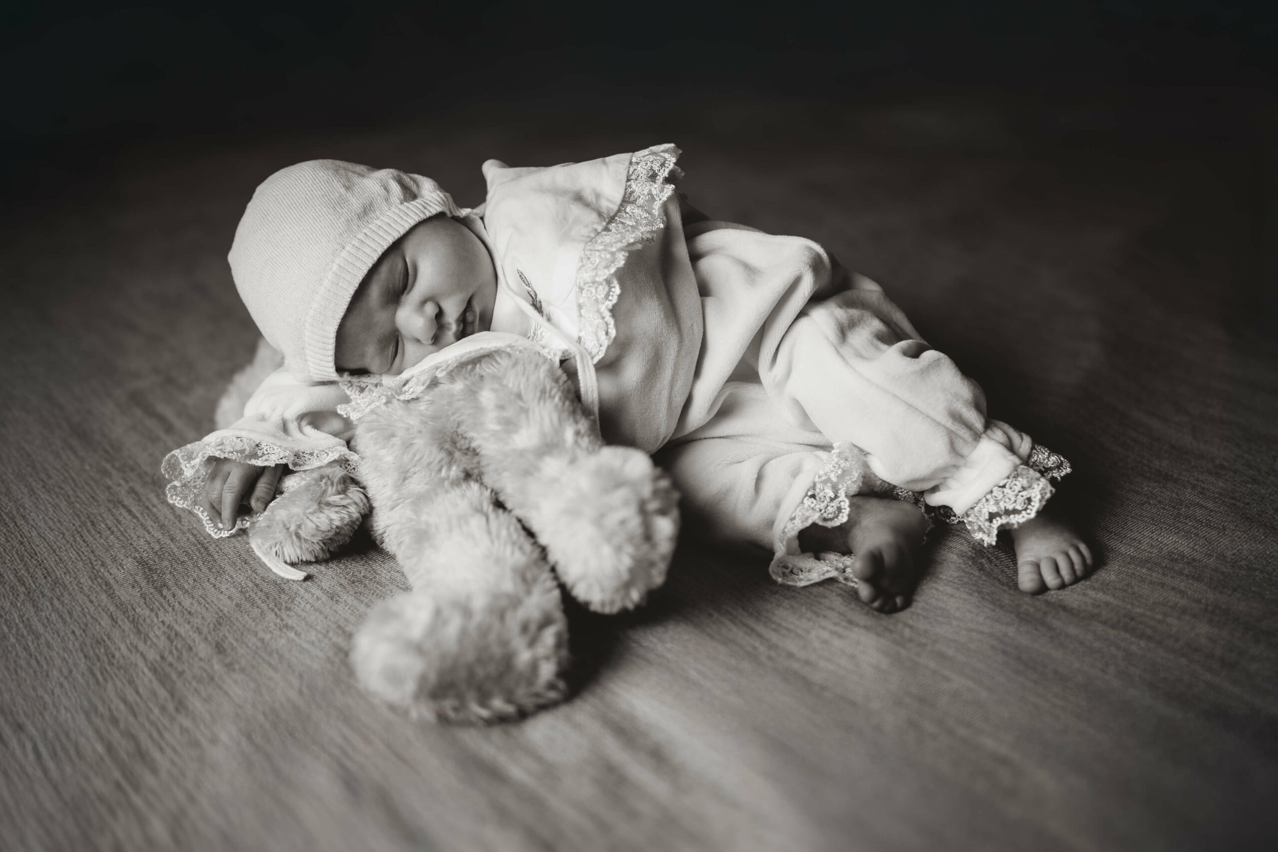 Lifestyle fotografisanje beba dok beba spava na bračnom krevetu u svom domu.