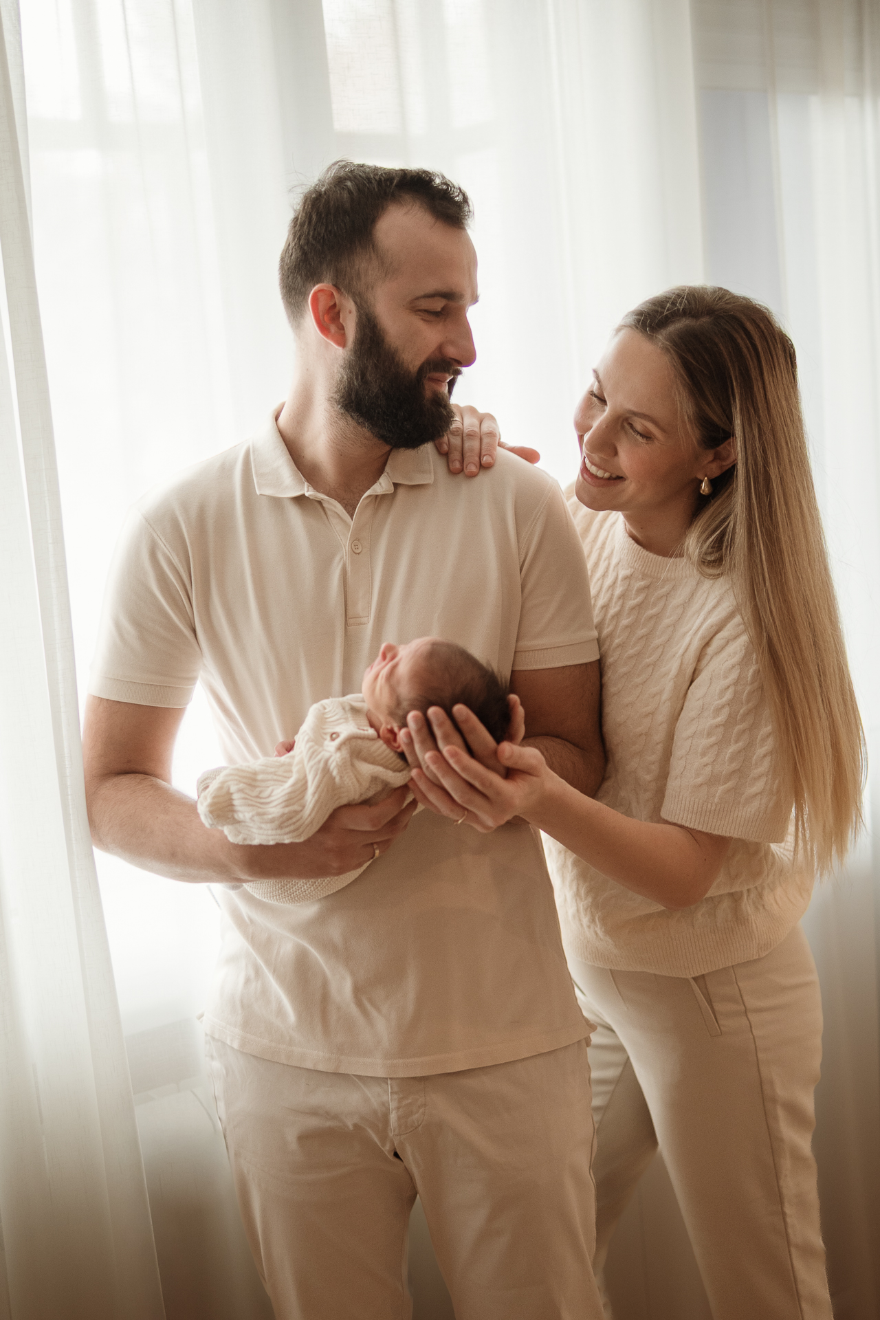 Fotografisanje beba u Beogradu, detalji novorodjenceta, mama drzi bebu