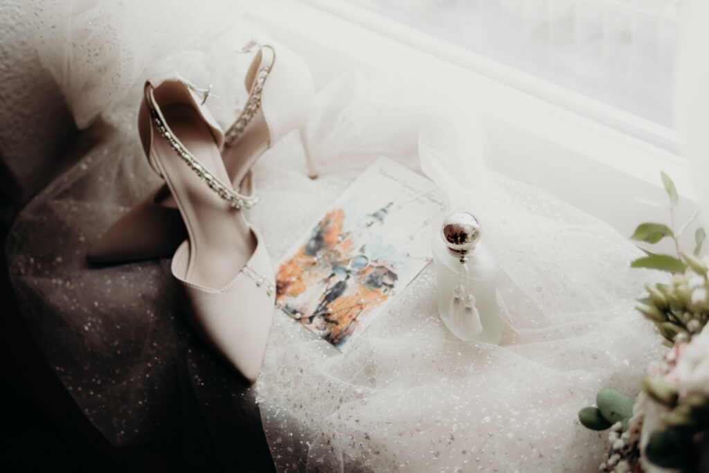 Parfem za vencanje, parfem za mladu i detalji verenickog prstena i cipela