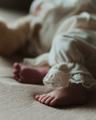 Detalj bebine noge – emotivno fotografisanje beba kod kuće