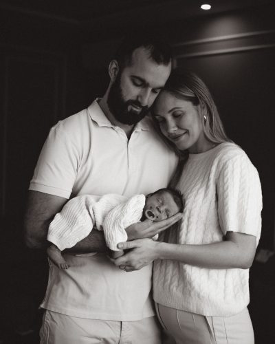 Fotografisanje beba u Beogradu, detalji novorodjenceta, mama drzi bebu. Crno bela fotografija